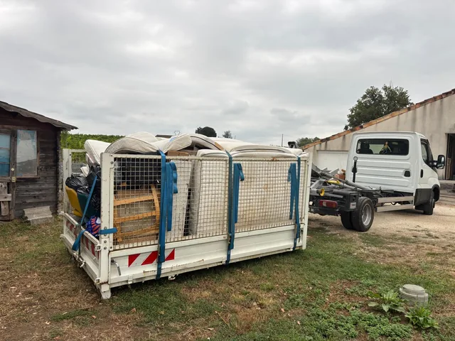 Benne remplie de matelas et de meubles (encombrants)