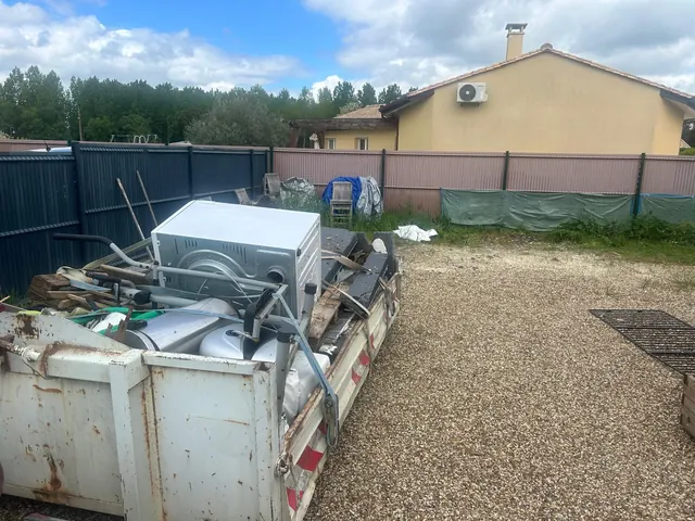 Benne avec un lave-linge et des pièces métalliques